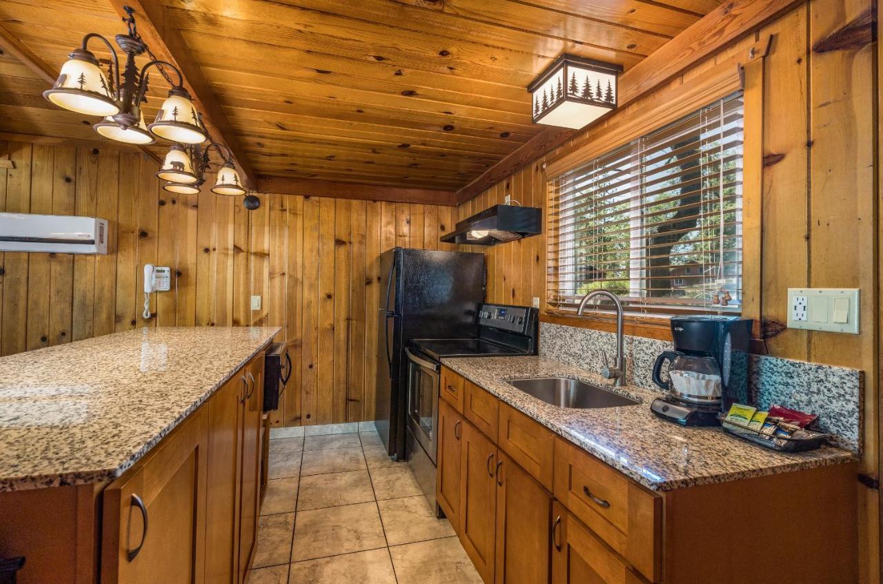 The Pines Resort & Conference Center Bass Lake Esterno foto