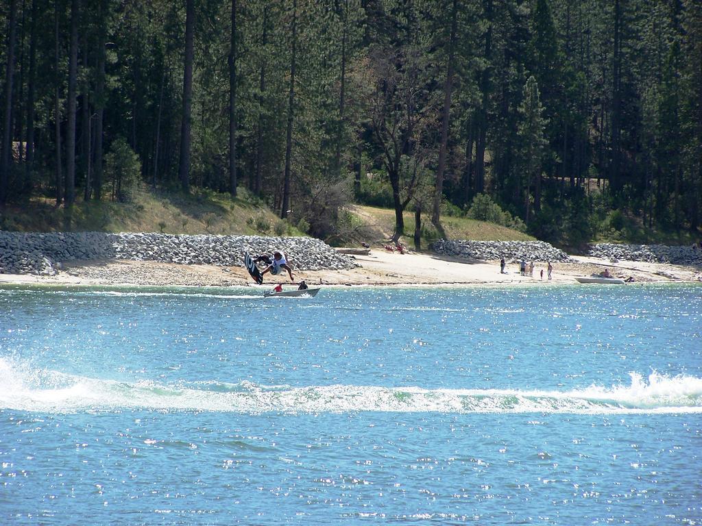 The Pines Resort & Conference Center Bass Lake Esterno foto